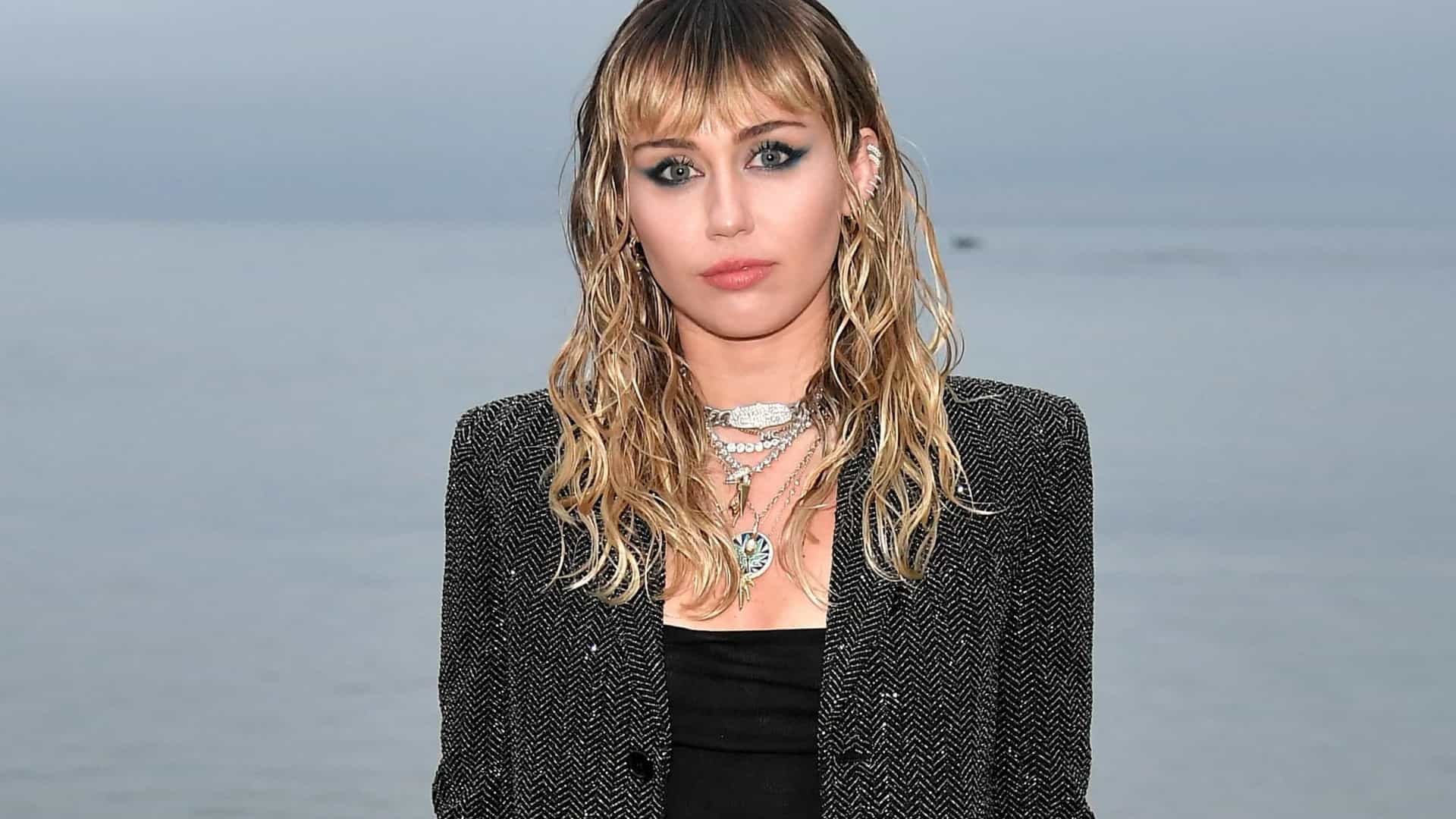 "Eu não estou usando drogas, não estou bebendo", diz cantora Miley Cyrus
