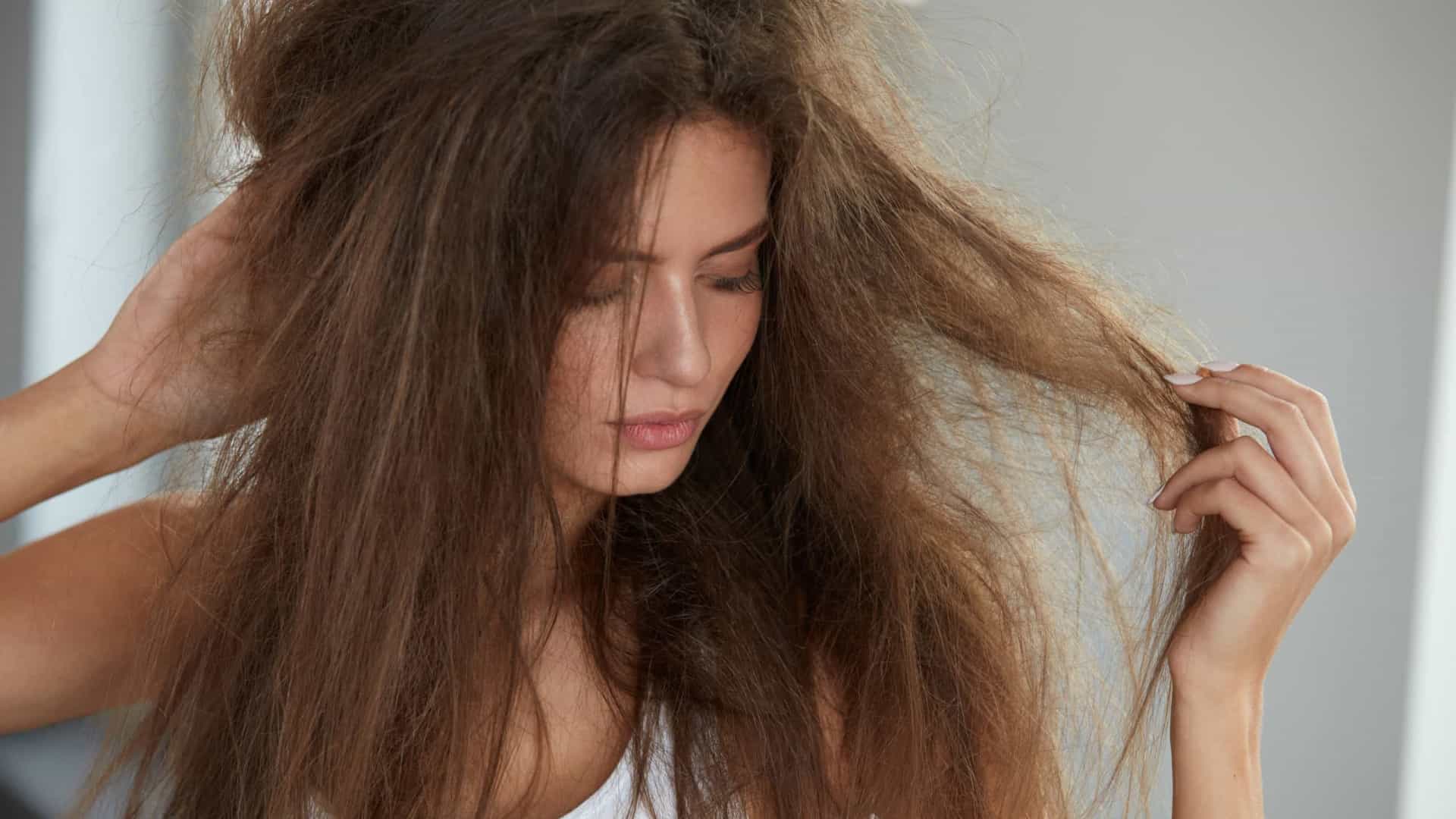 Três coisas simples que estão acabando com o seu cabelo