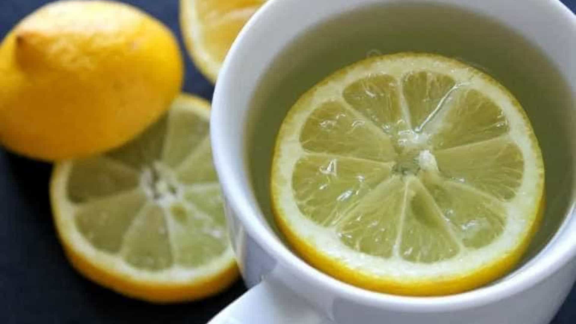 Água morna com limão ajuda a emagrecer e secar a barriga? Fato ou Fake