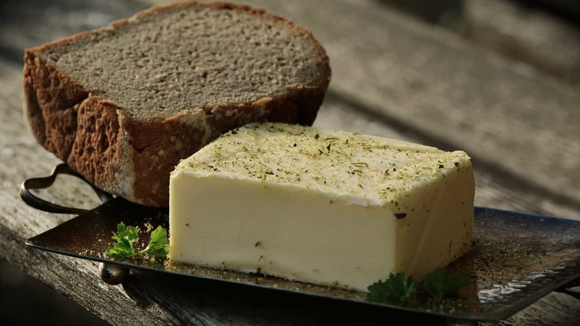 Manteiga caseira com apenas 2 ingredientes e em 5 minutos