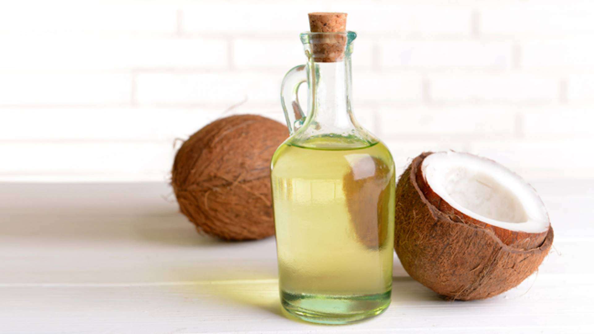 10 benefícios que óleo de coco faz em suas umas e cabelo