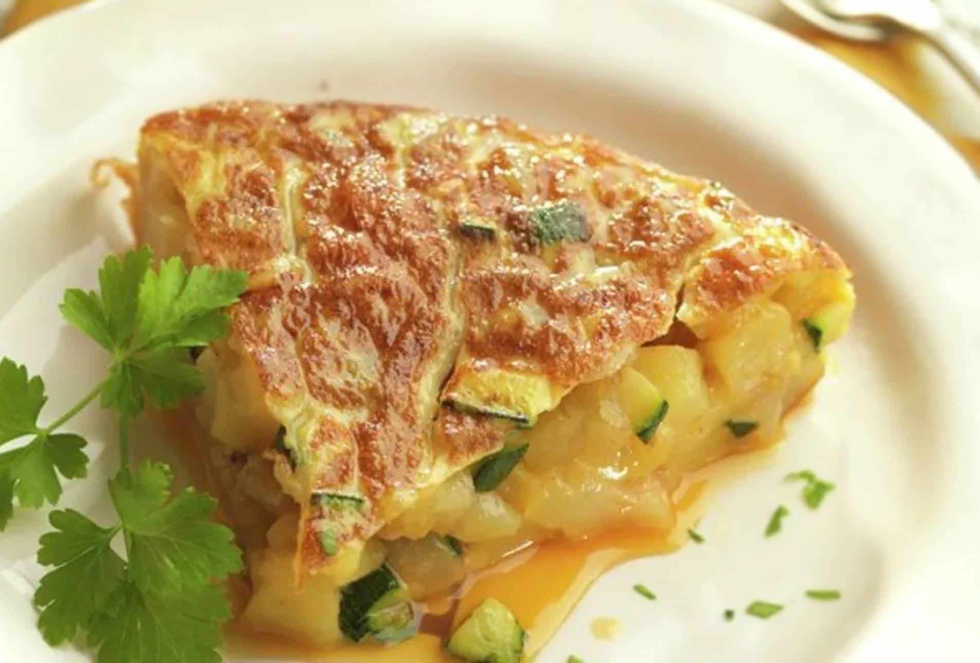 Prepare uma omelete deliciosa e saudável de abobrinha, batata e queijo