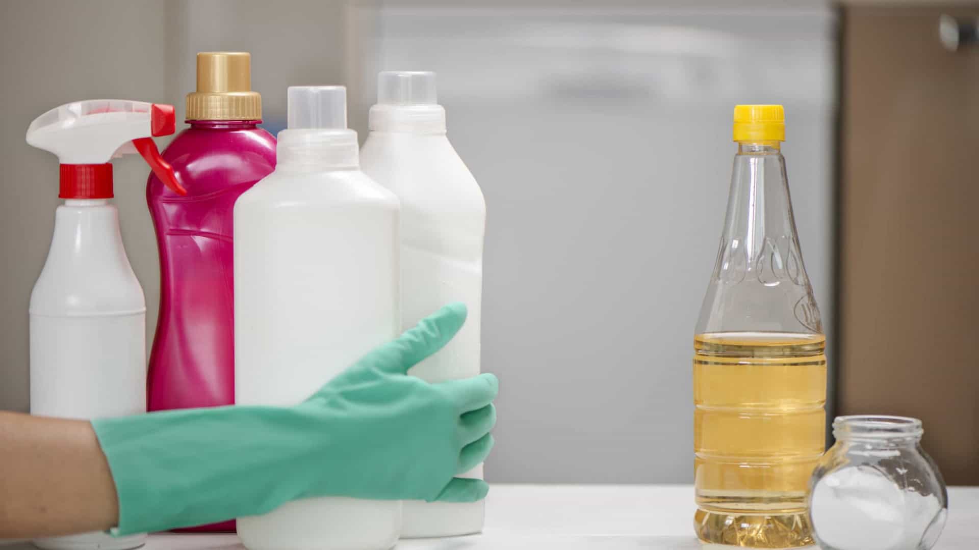 Aprenda 6 receitas para usar vinagre na limpeza da casa