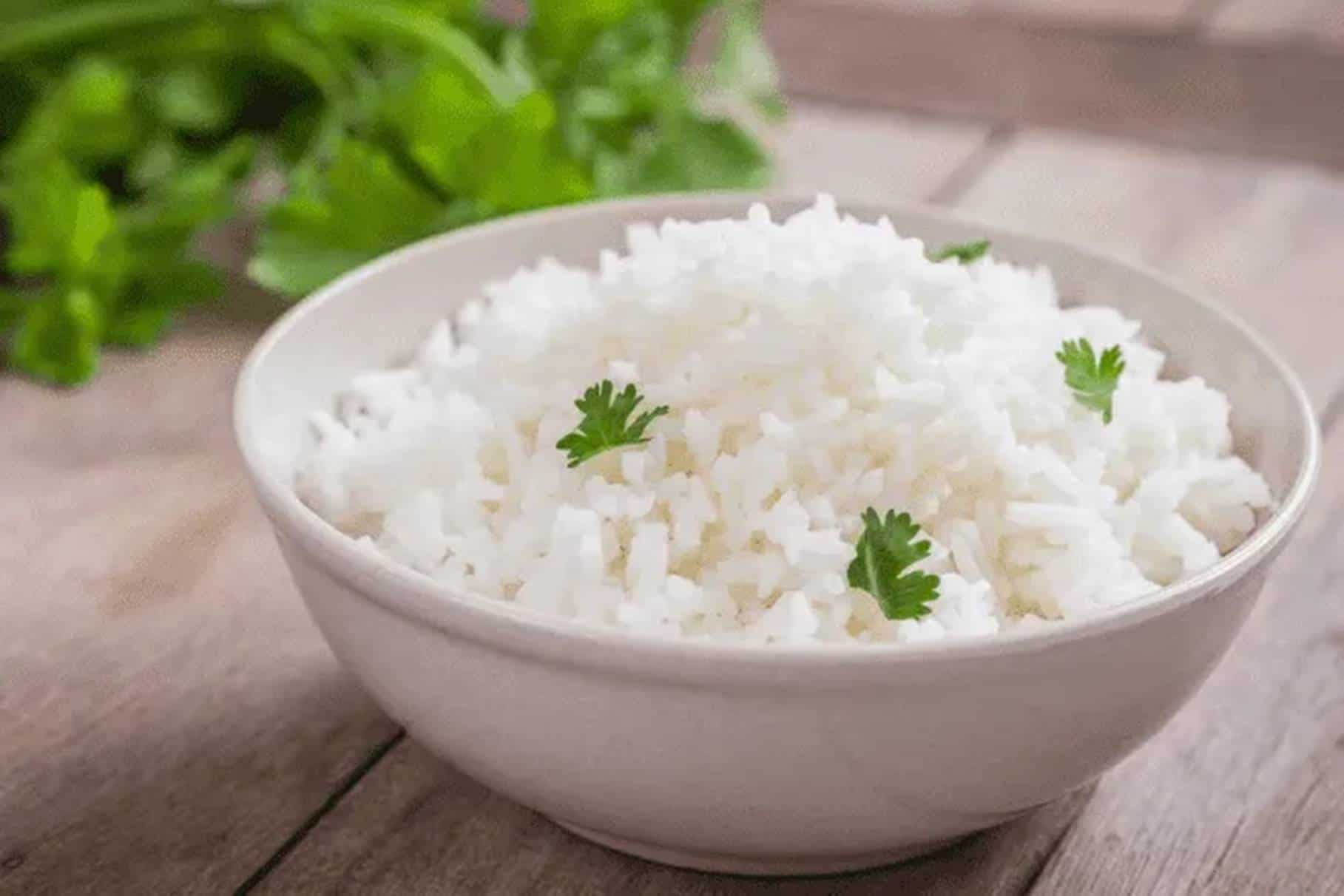 Truque revelado: como fazer arroz branco perfeito, sem passar do ponto ou grudar