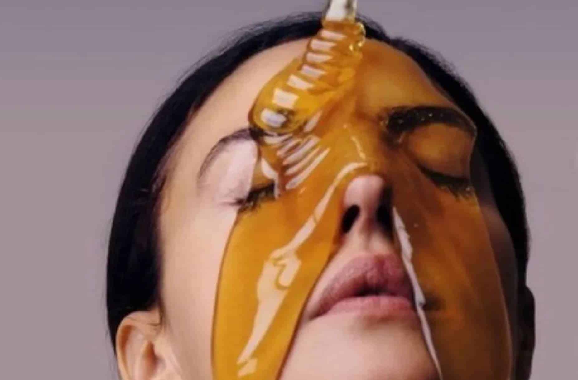 Pele bonita: veja por que você deve lavar o rosto com mel, aqui dizemos como fazer!