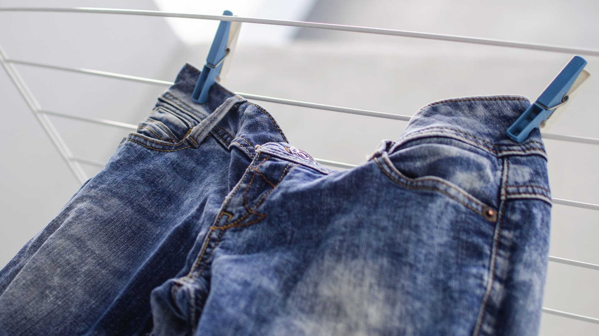 Truque: Remova as manchas de óleo da calça jeans em minutos