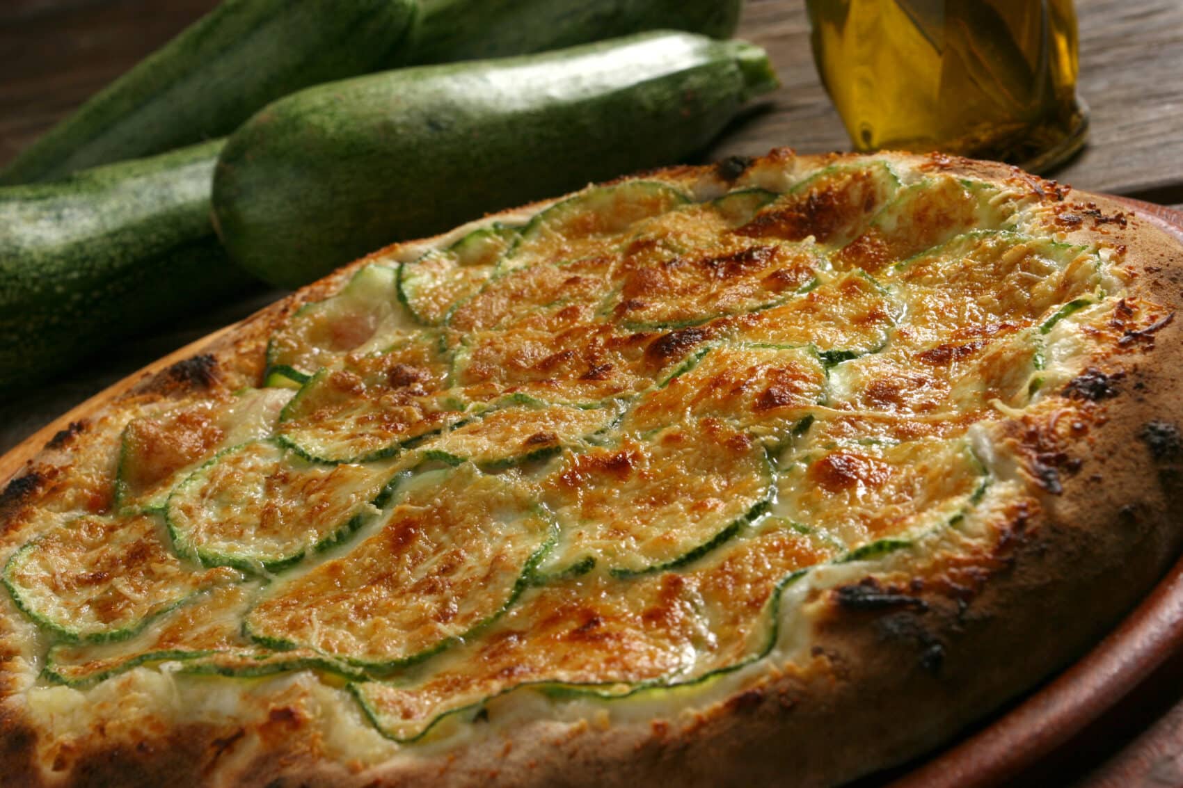 Aprenda a fazer uma pizza de abobrinha simples, deliciosa e saudável