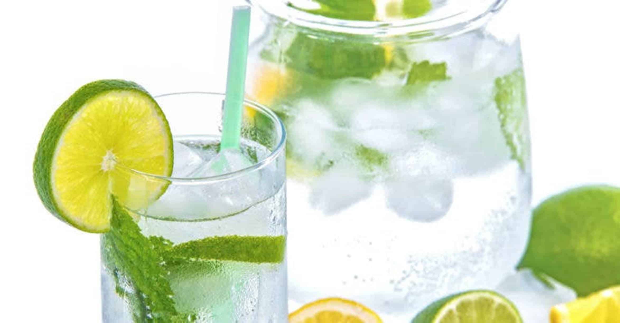 Essa receita de água com limão ajudar a emagrecer e tem mais 7 benefícios de saúde incríveis
