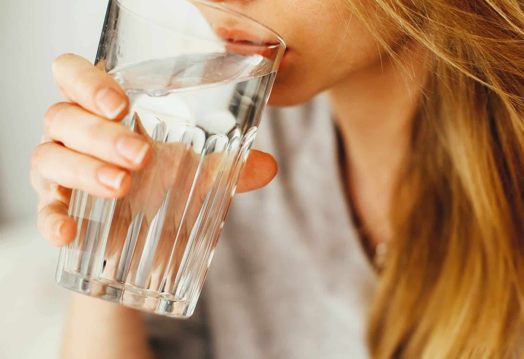 Descubra por que você não deve beber água enquanto come
