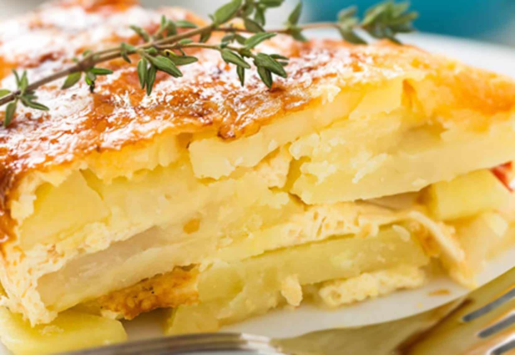 Batata com presunto e queijo usa poucos ingredientes e faz sucesso