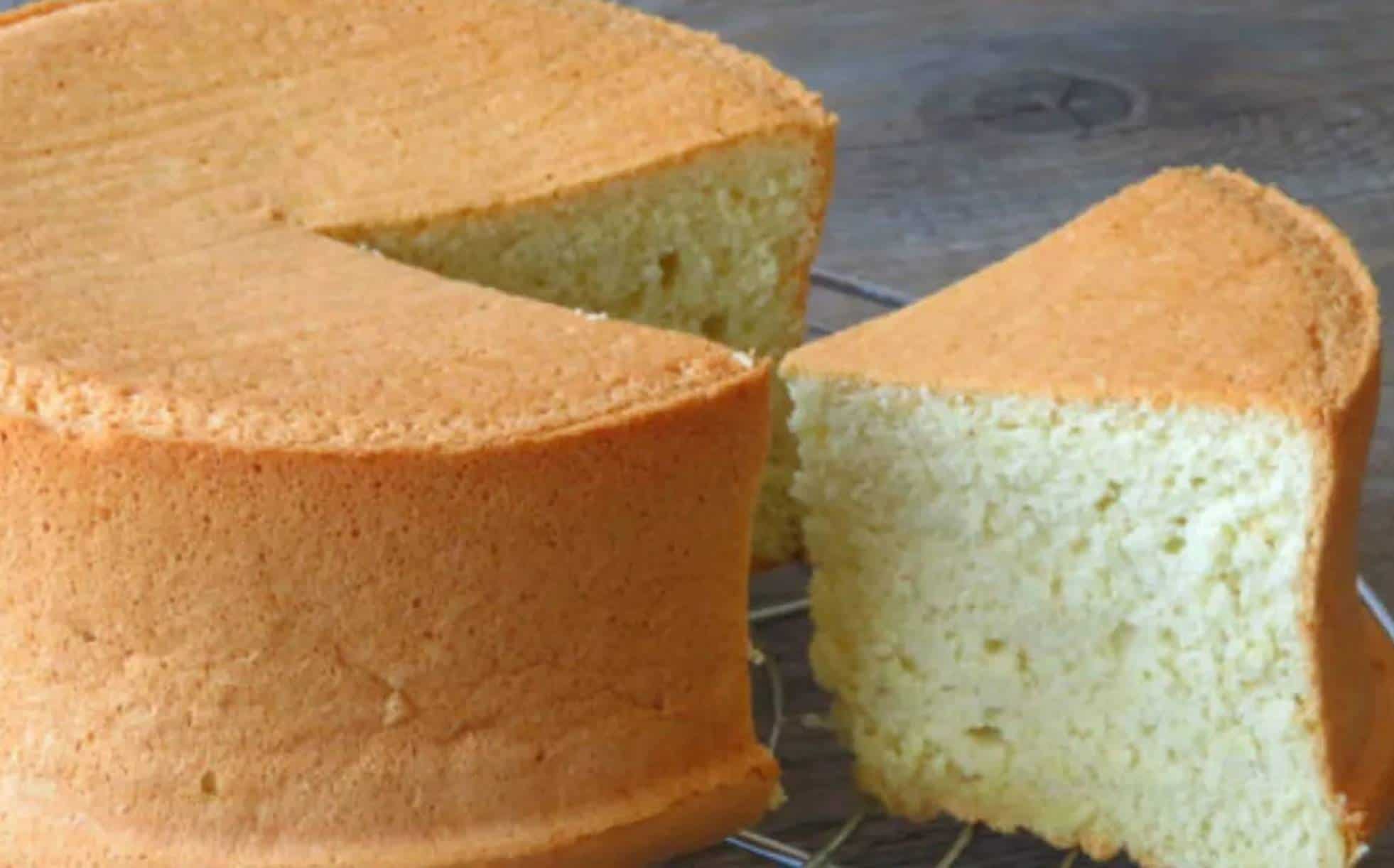 Sem forno ou microondas: Aprenda a fazer este bolo fofinho de baunilha