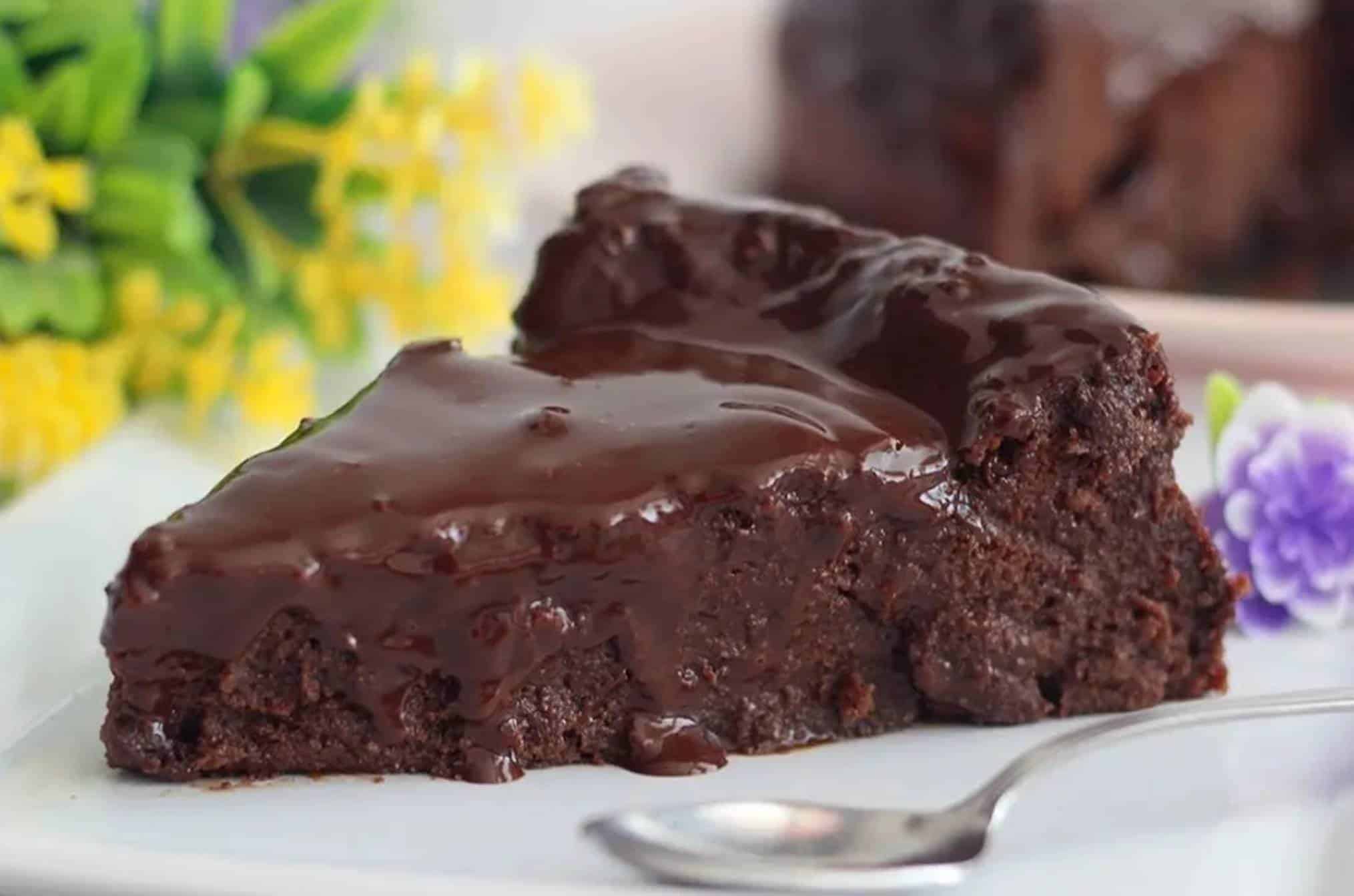 Faça um delicioso bolo de chocolate sem farinha e manteiga com 2 ingredientes
