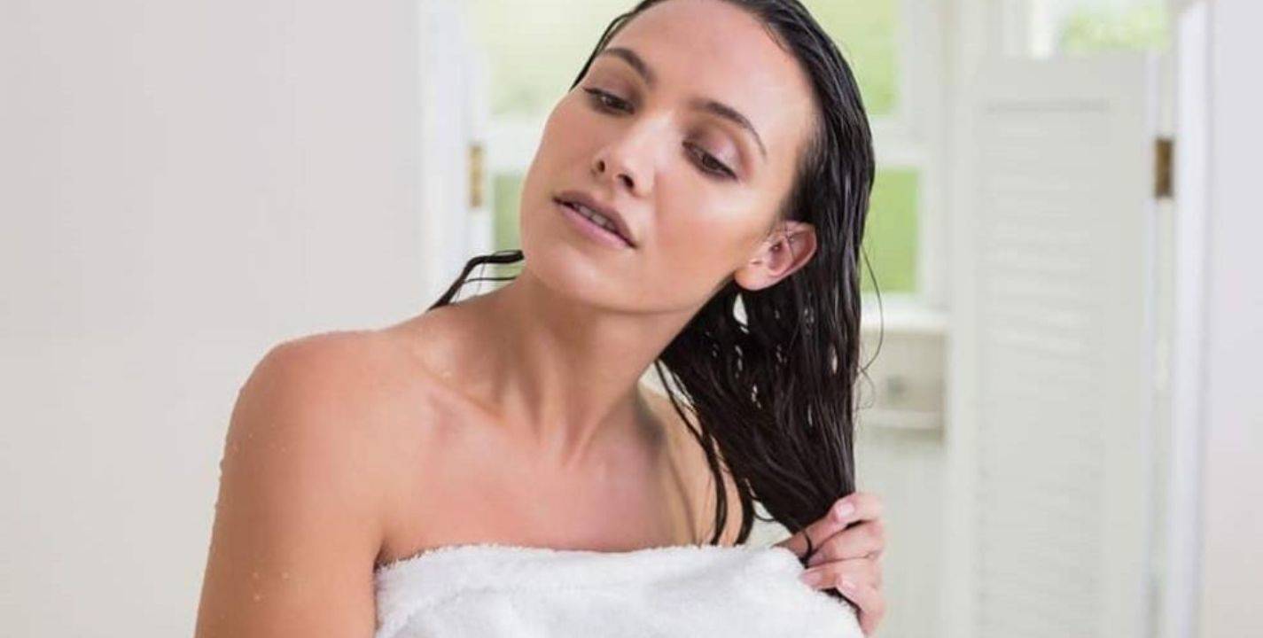 Dormir com o cabelo molhado pode ter consequências negativas