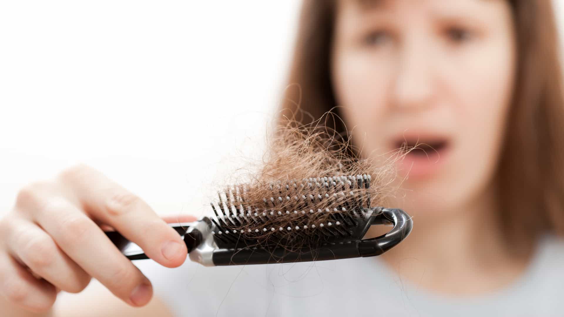 Eficaz e barato: Remédios naturais para acabar com a queda de cabelo