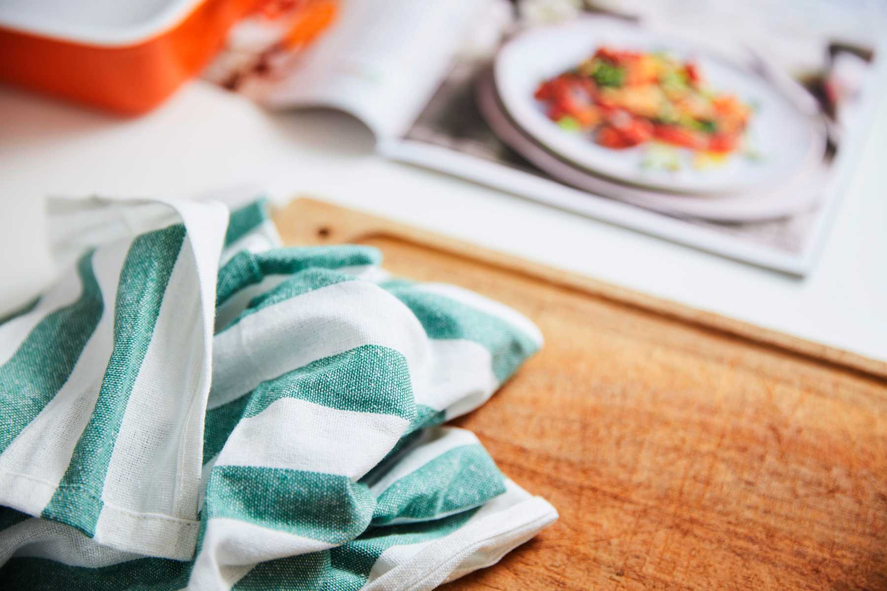 Aprenda a eliminar vírus e bactérias dos panos de limpeza da cozinha 