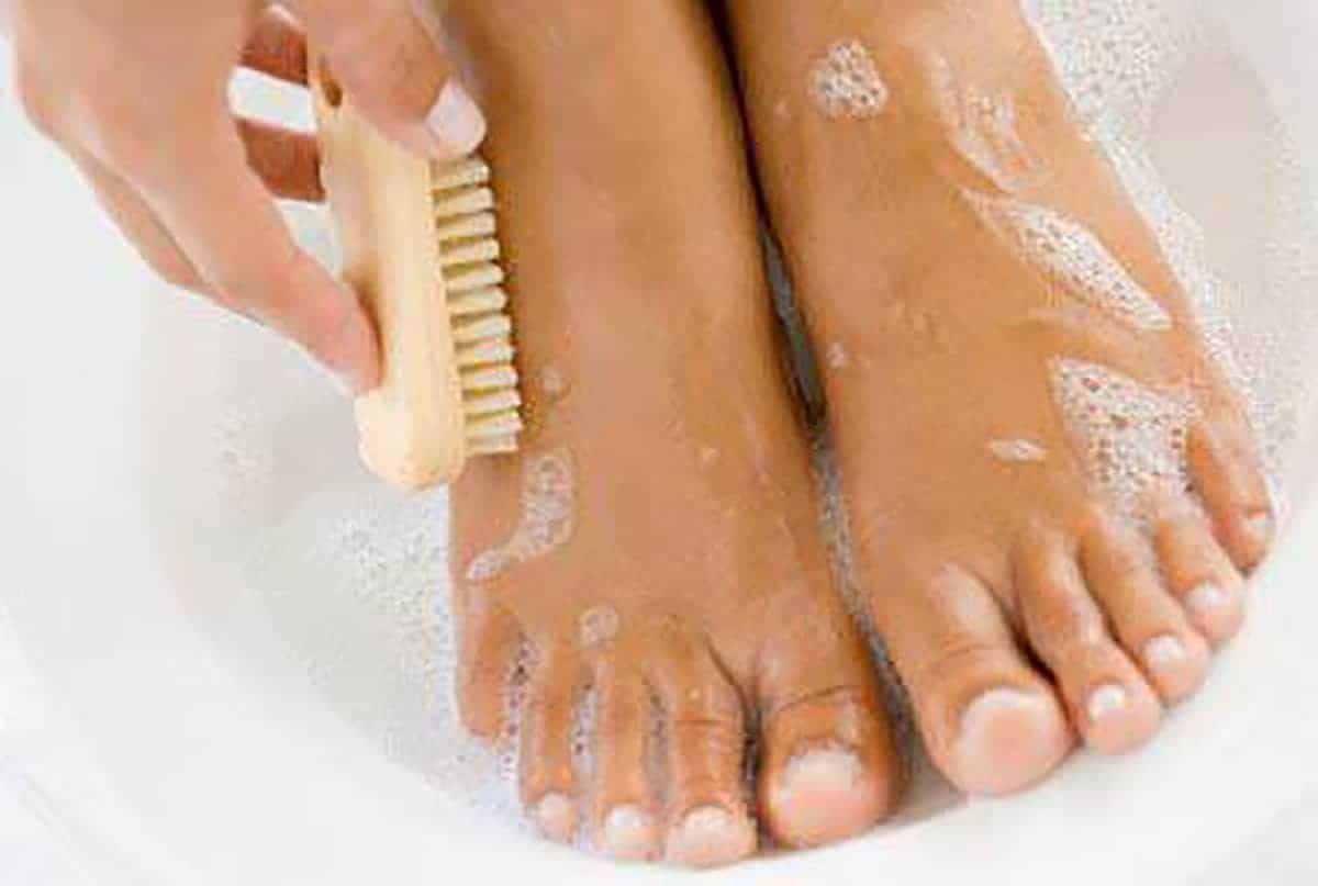 Descubra por que você deve lavar os pés antes de dormir