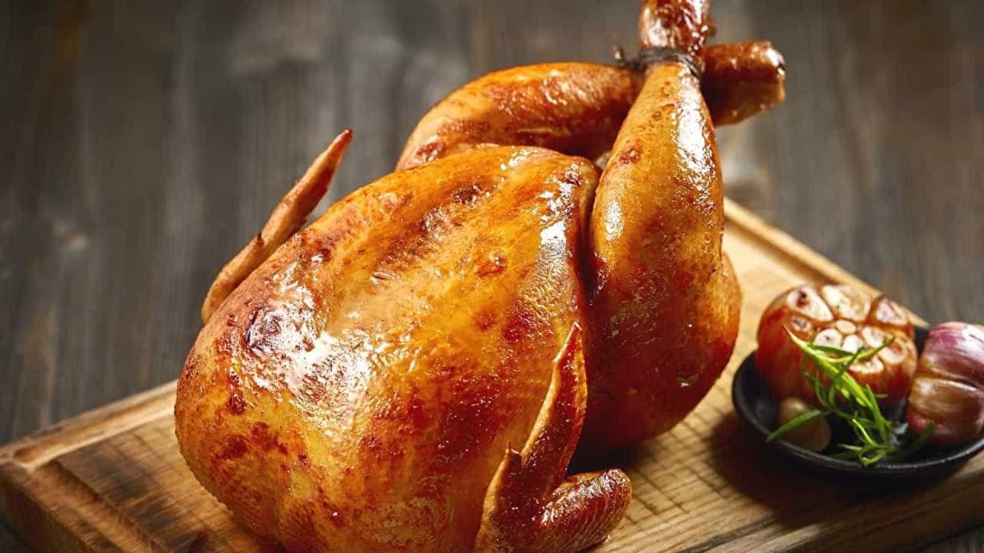 Aprenda a preparar um frango assado suculento sem forno em 30 minutos