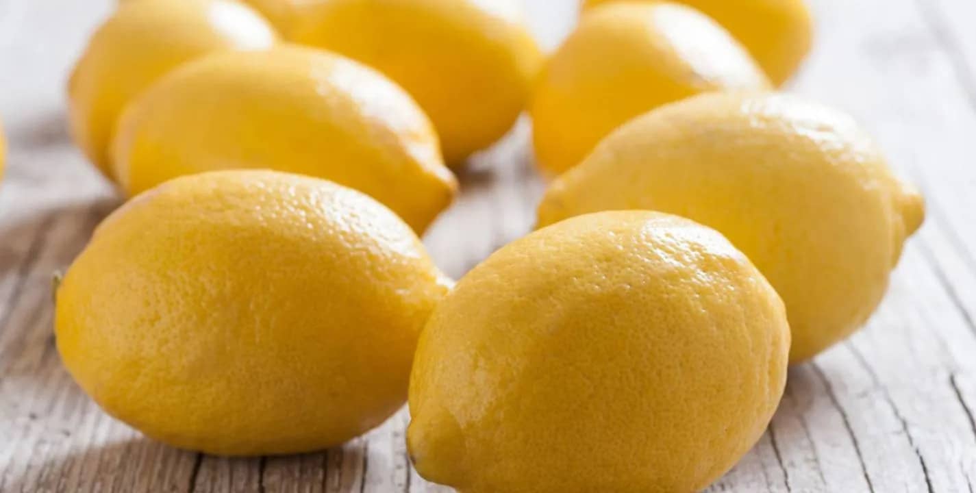 Aprenda a remover a casca de limão com microondas em 1 minuto