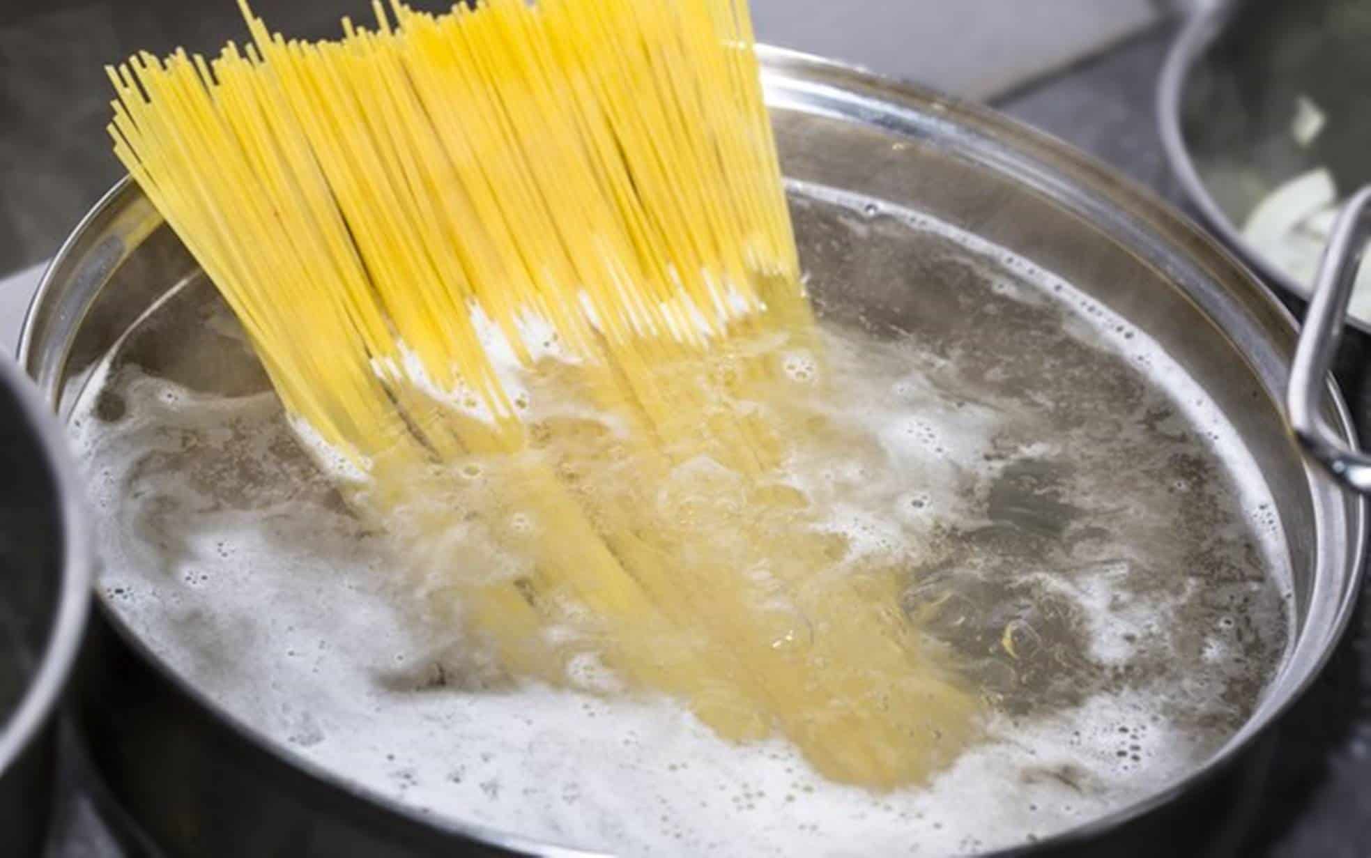 Aprenda a cozinhar macarrão em 1 minuto com este método inovador