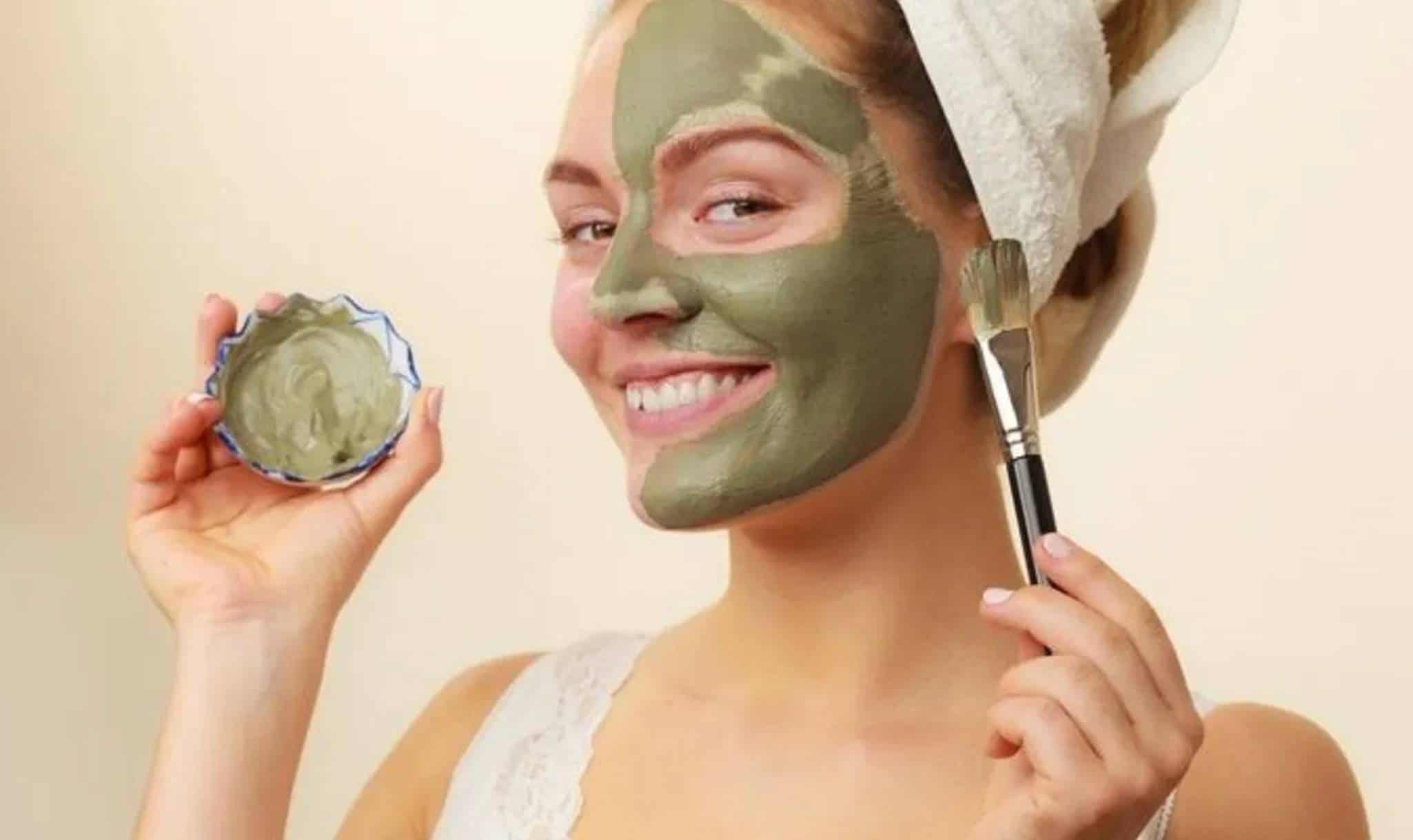 Máscara de argila verde caseira que remove manchas, rugas e impurezas