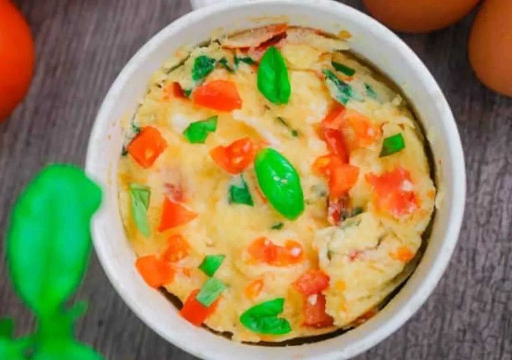 Está sem tempo? Faça um omelete delicioso e saudável no microondas em apenas 5 minutos