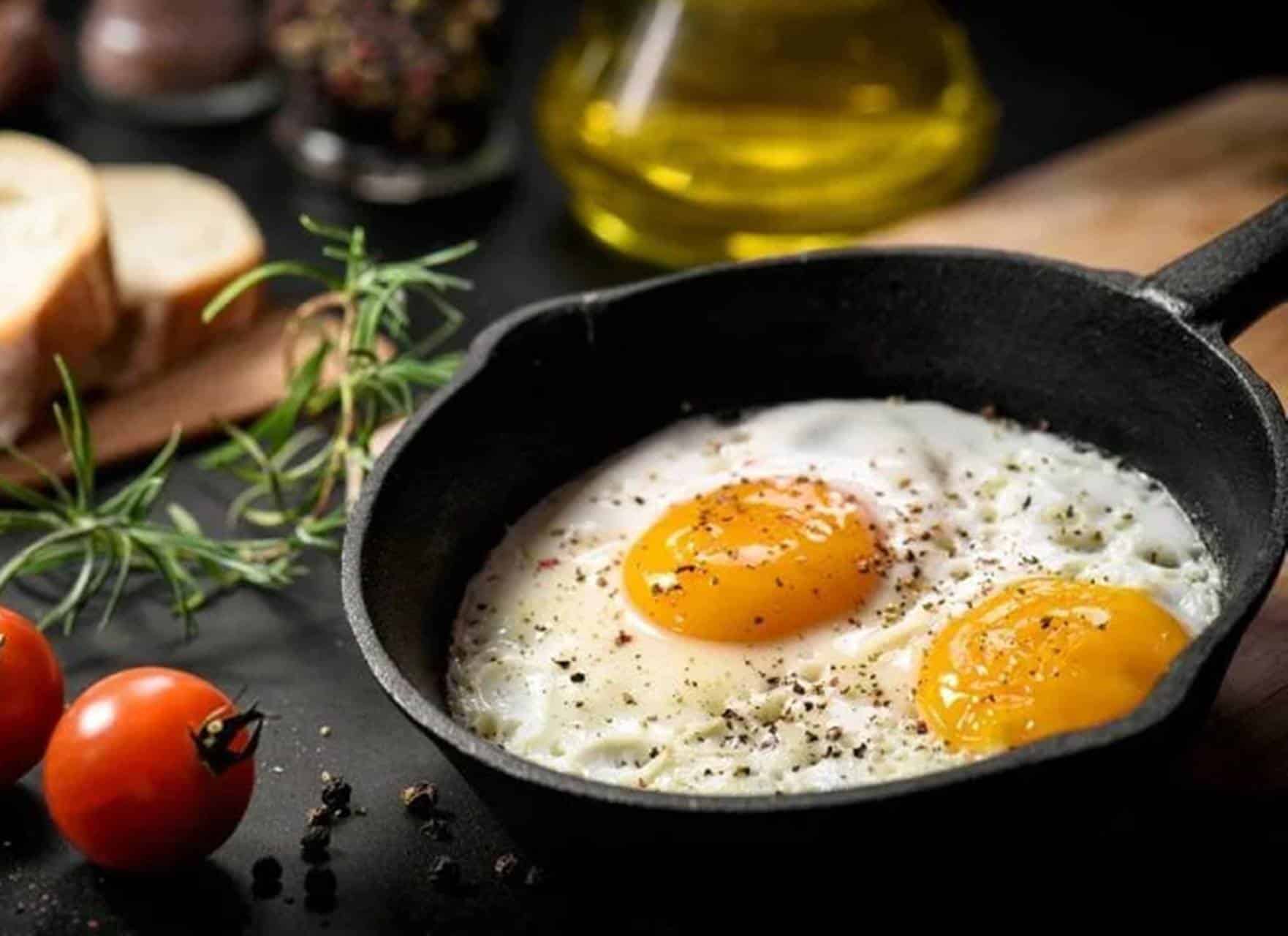Truque infalível: descubra como fritar ovos sem borrifar o óleo na cozinha
