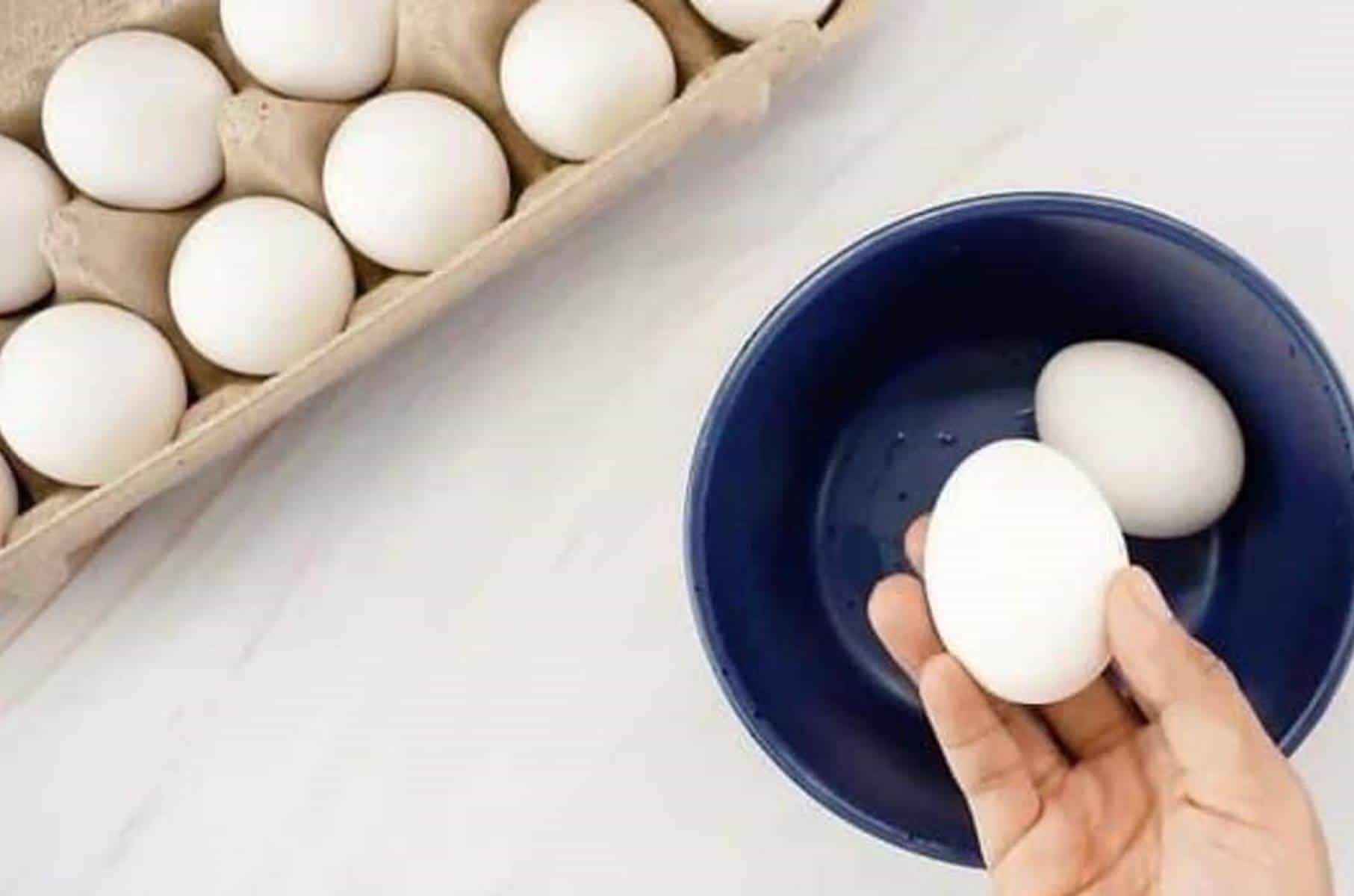 Como você sabe se um ovo cru é velho? Descubra agora com este truque simples
