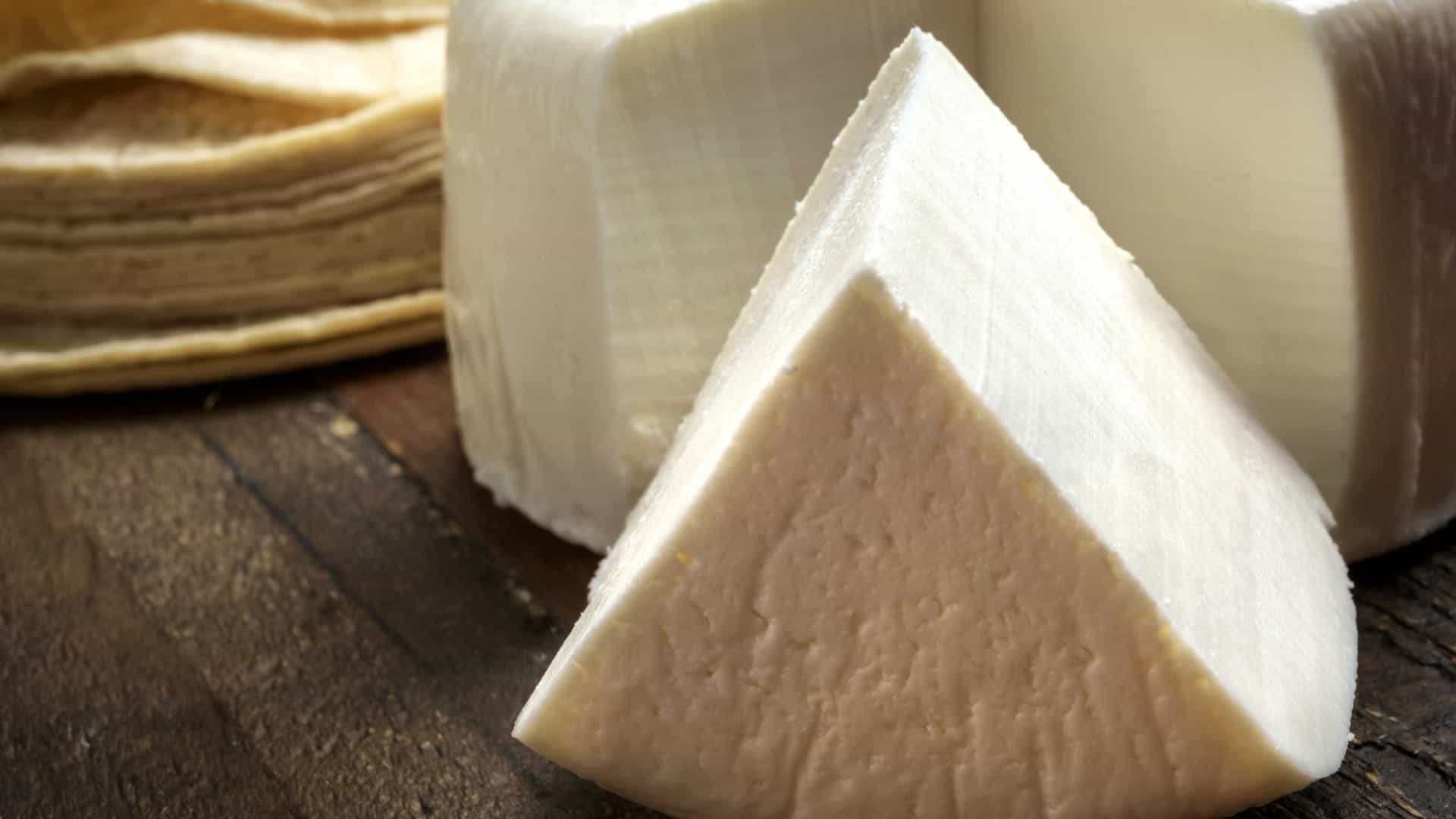 Aprenda a fazer este queijo caseiro cremoso com apenas 4 ingredientes