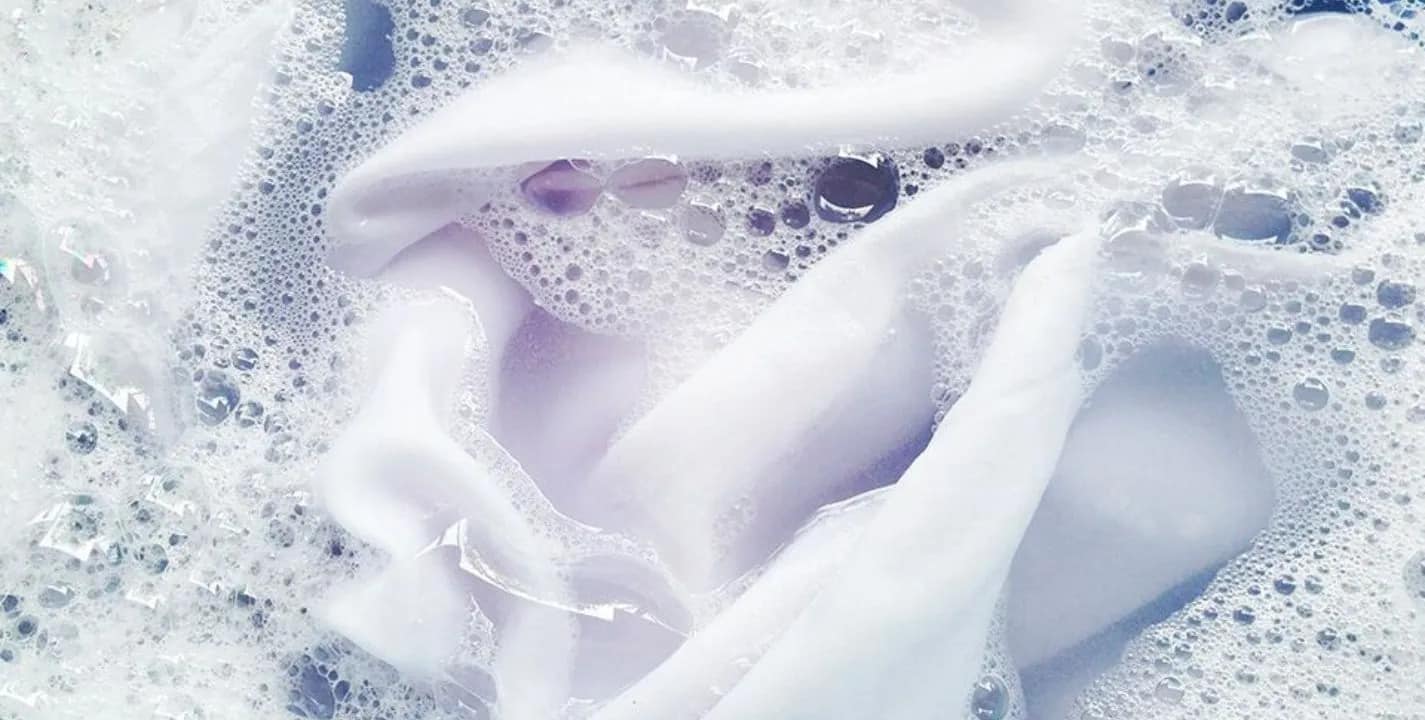 Misture bicarbonato de sódio com vinagre e faça sua roupa branca recuperar a cor!