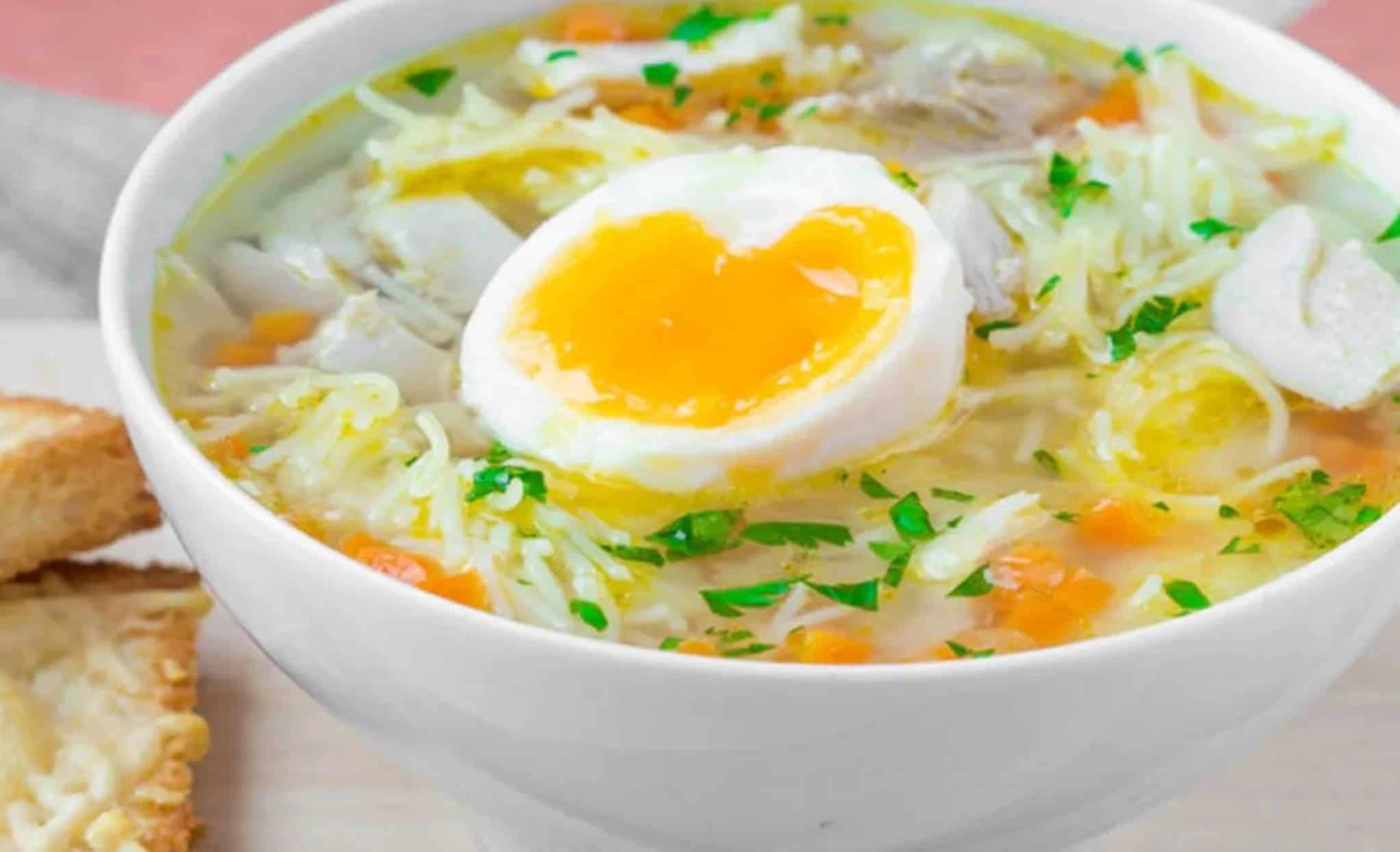 Aprenda a preparar uma sopa de ovo nutritiva com batata e macarrão em 15 minutos