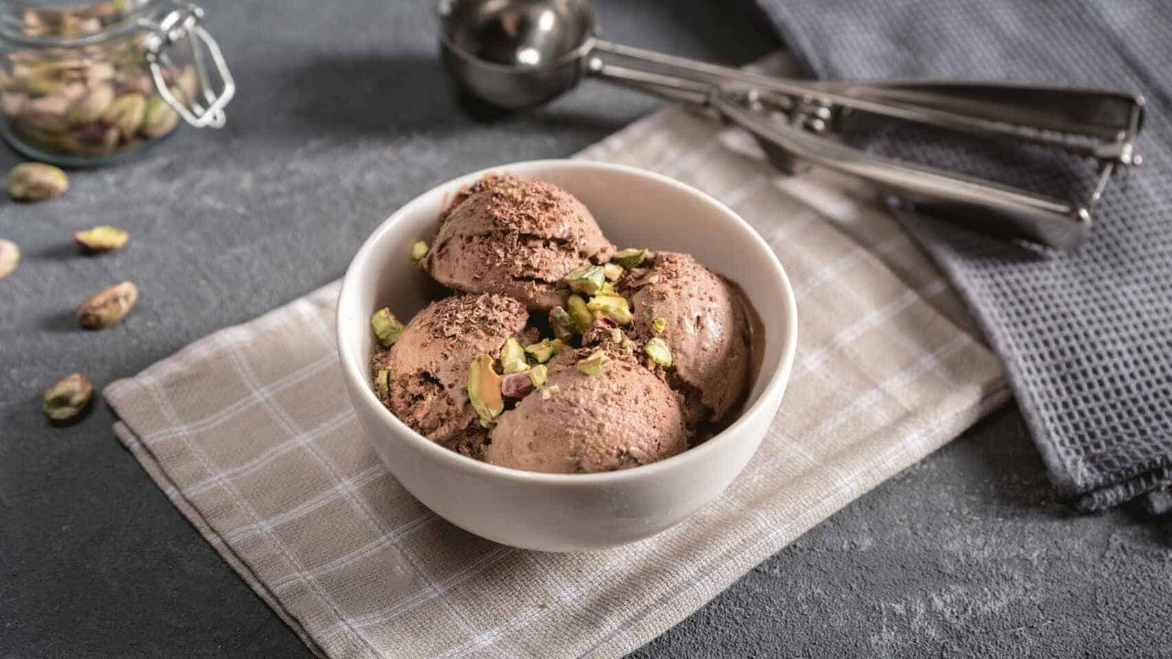 O sorvete de chocolate cremoso mais rápido, fácil e saudável que existe