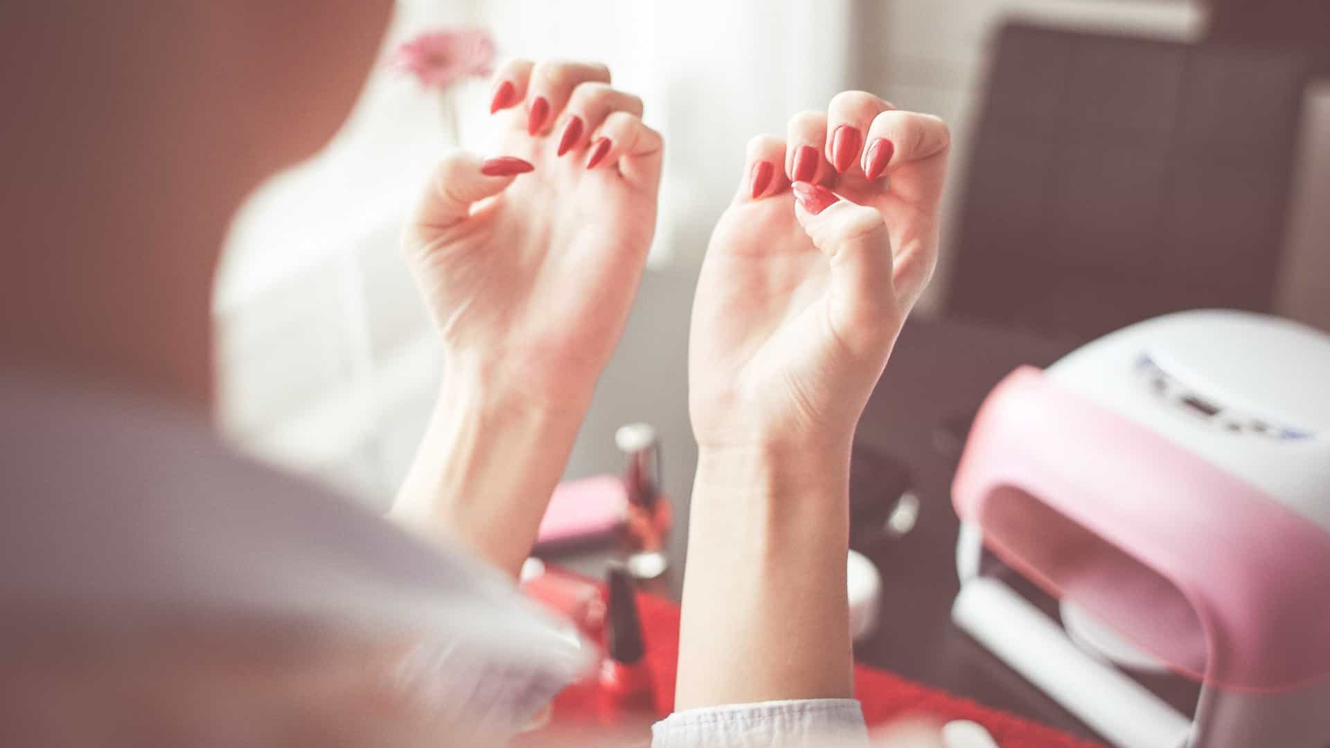 Dicas de manicure: Como pintar as unhas sem manchar os dedos?