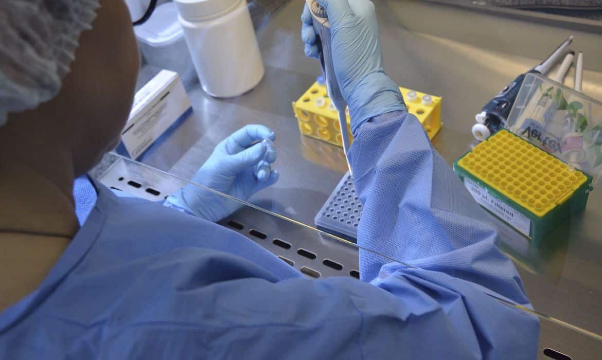 Vacina de Oxford: testes contra o covid-19 recomeçam hoje no Brasil