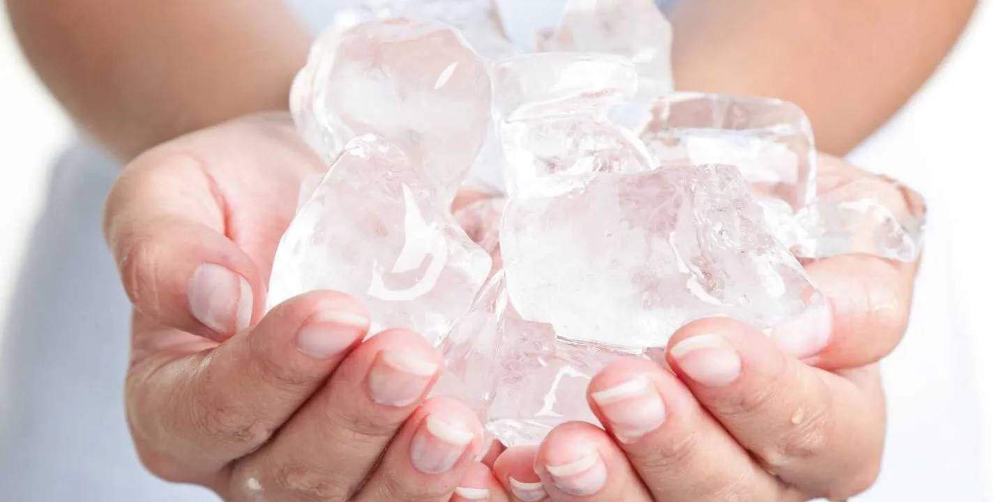 Você sabe o que um cubo de gelo pode fazer pela sua saúde?