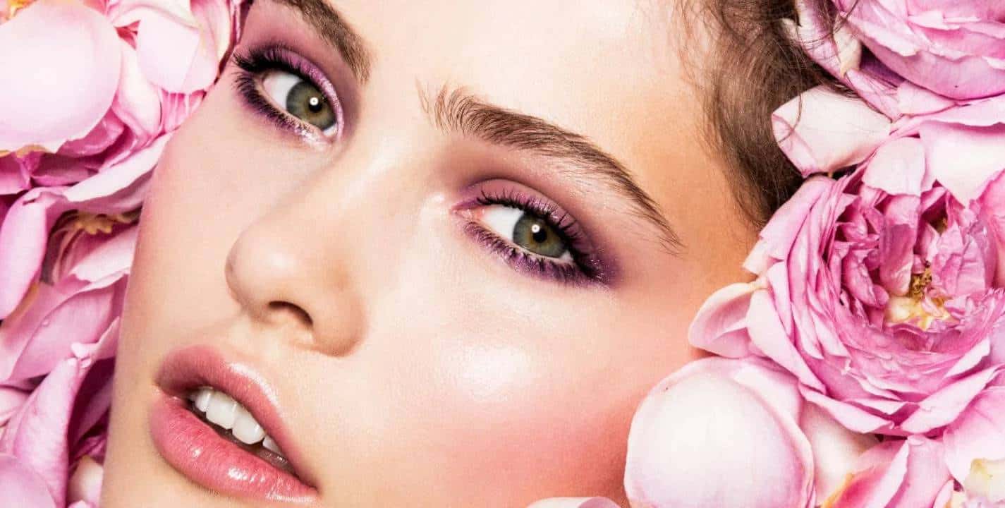 Descubra 7 coisas que a água de rosas faz pela sua pele