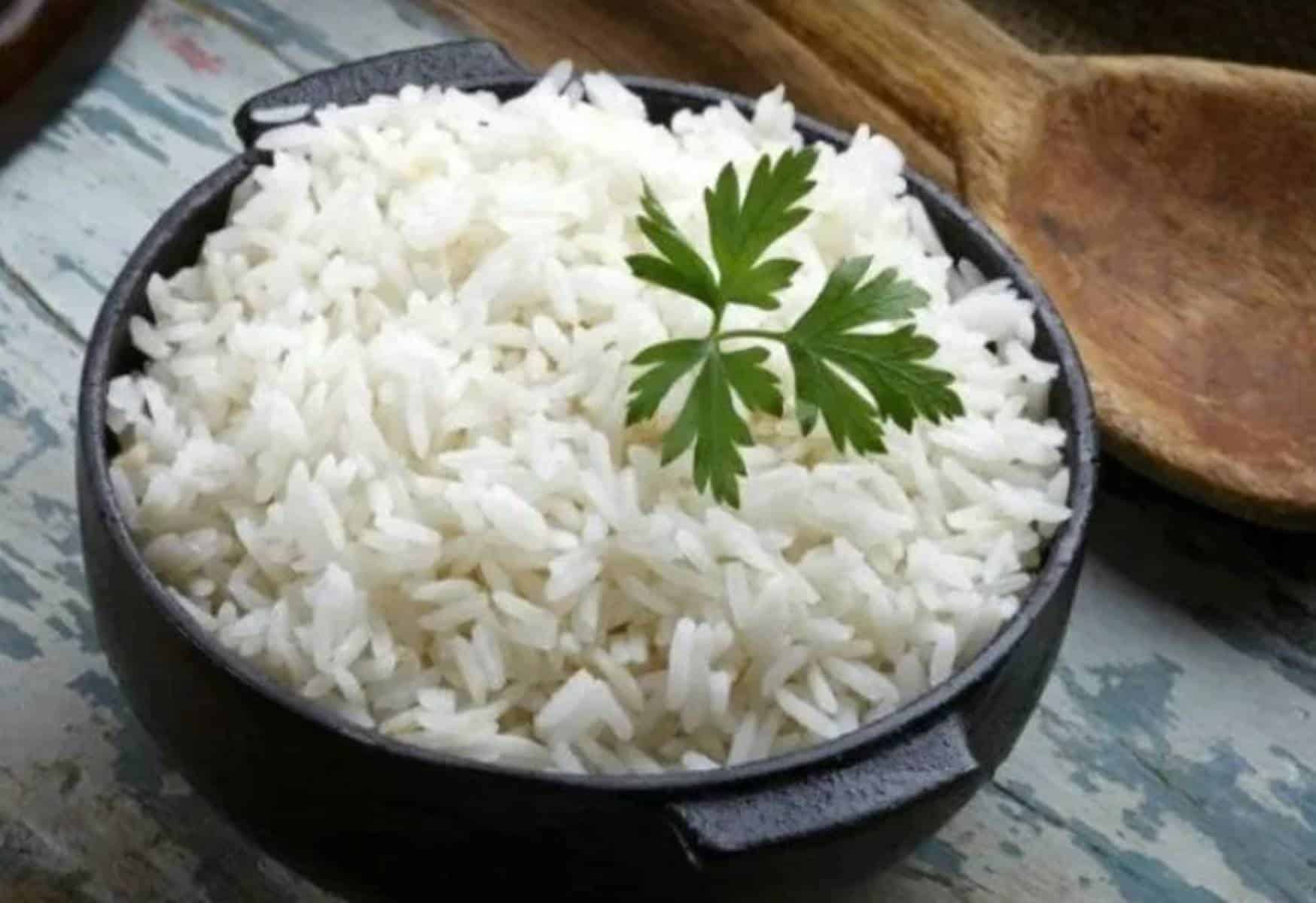 Sem fogão: como fazer arroz de micro-ondas com 4 ingredientes