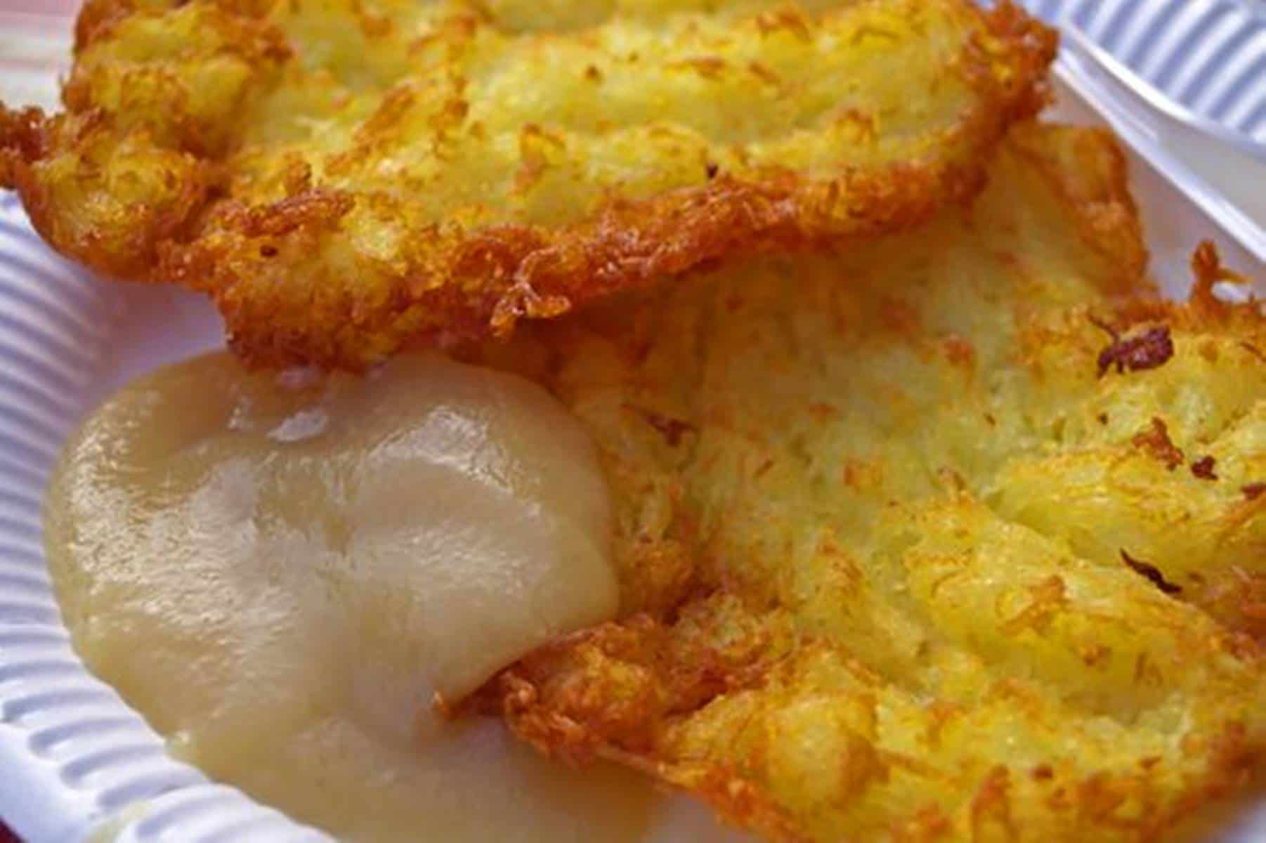 Prepare panquecas de batata assada com queijo fácil e barata