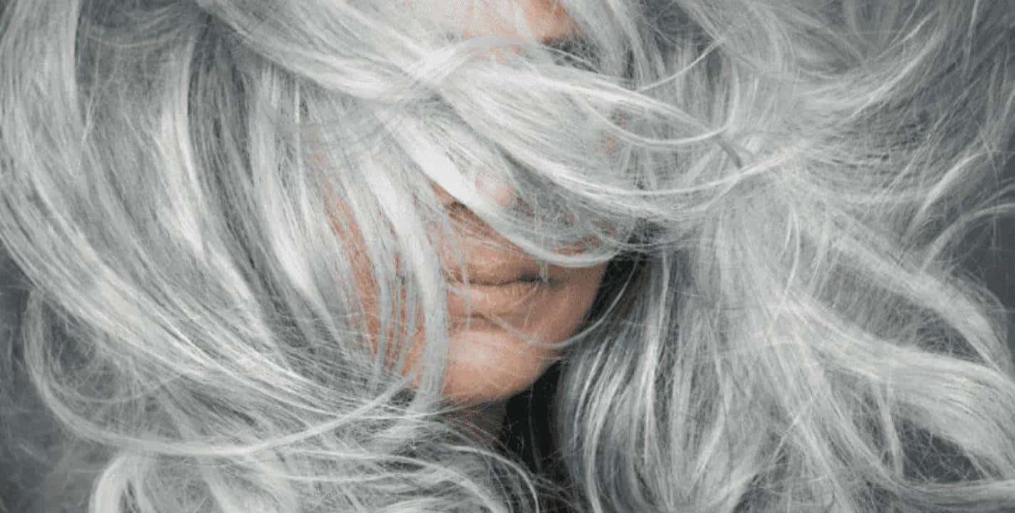 Óleo de alecrim e babosa: combinação perfeita para eliminar cabelos brancos