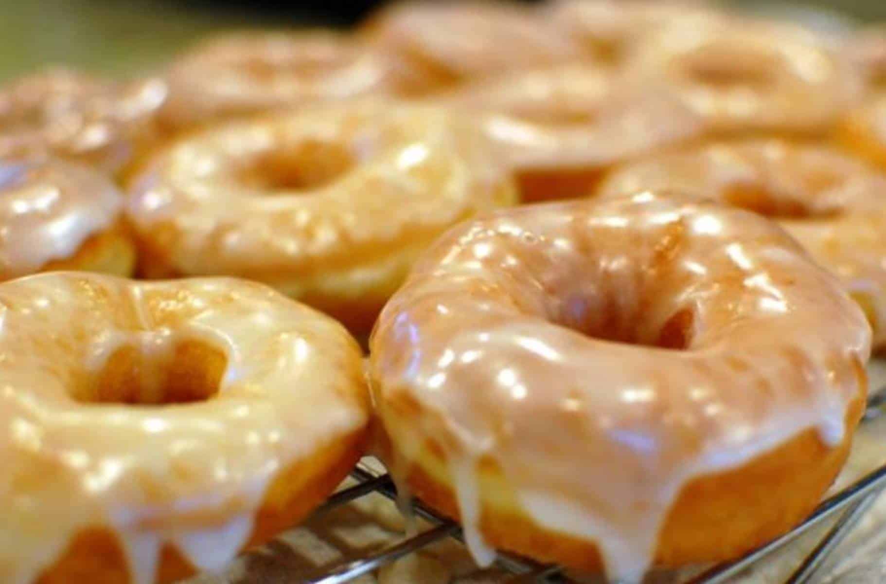 Veja como preparar deliciosos donuts caseiros em poucos passos