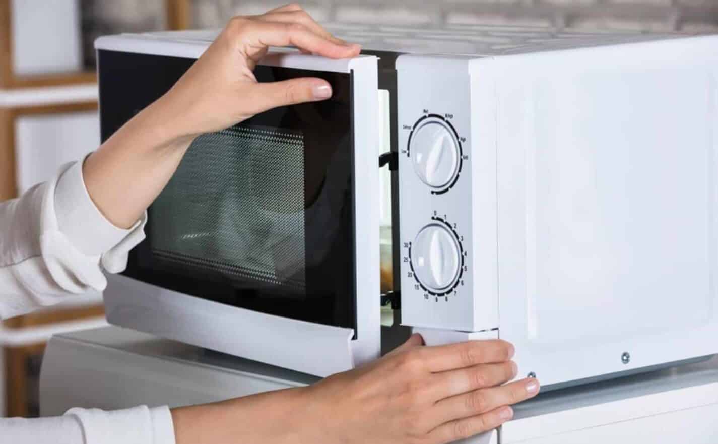 Os 5 erros mais comuns (que podem estragar tudo) ao cozinhar no micro-ondas