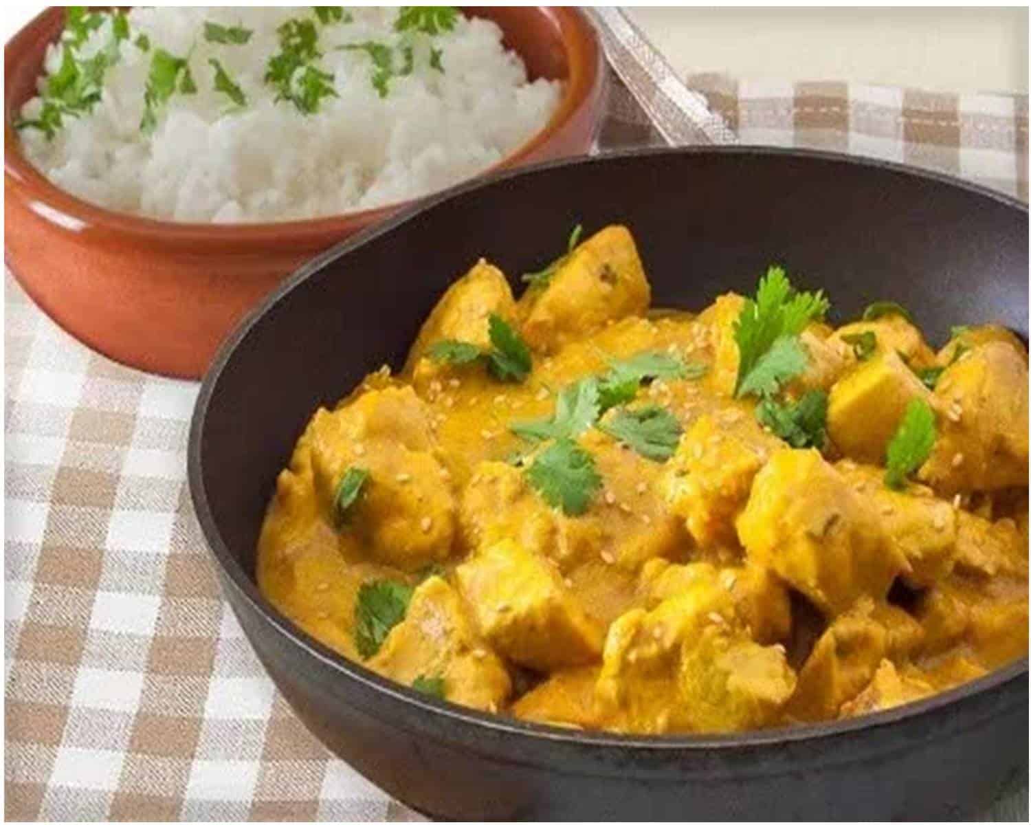 Aprenda a preparar um delicioso e cremoso curry de frango com leite de coco