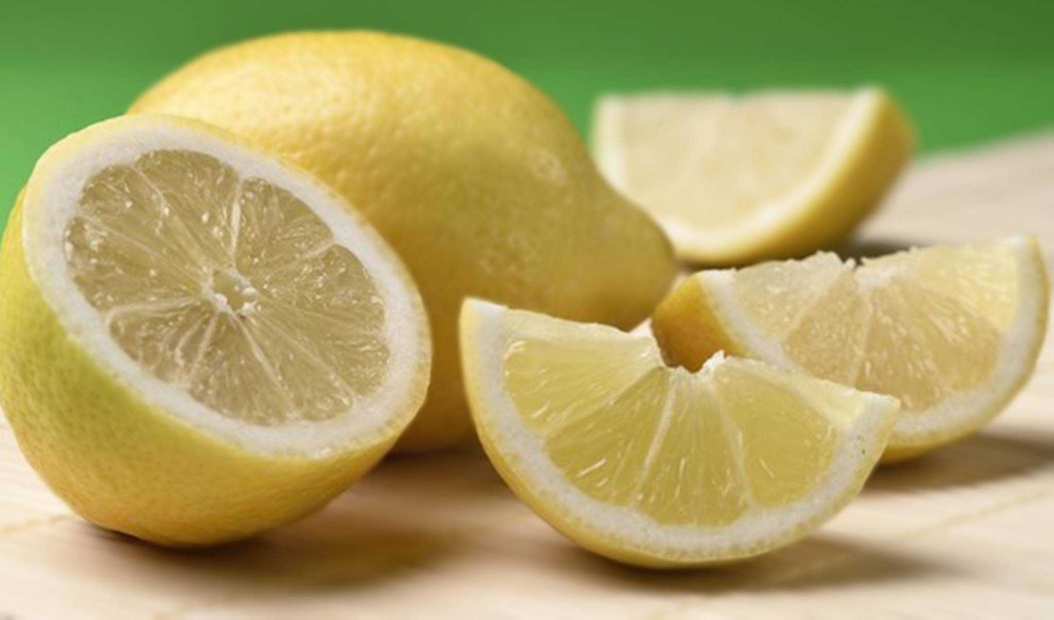 Aprenda a incrível técnica de extrair o suco de um limão sem cortá-lo