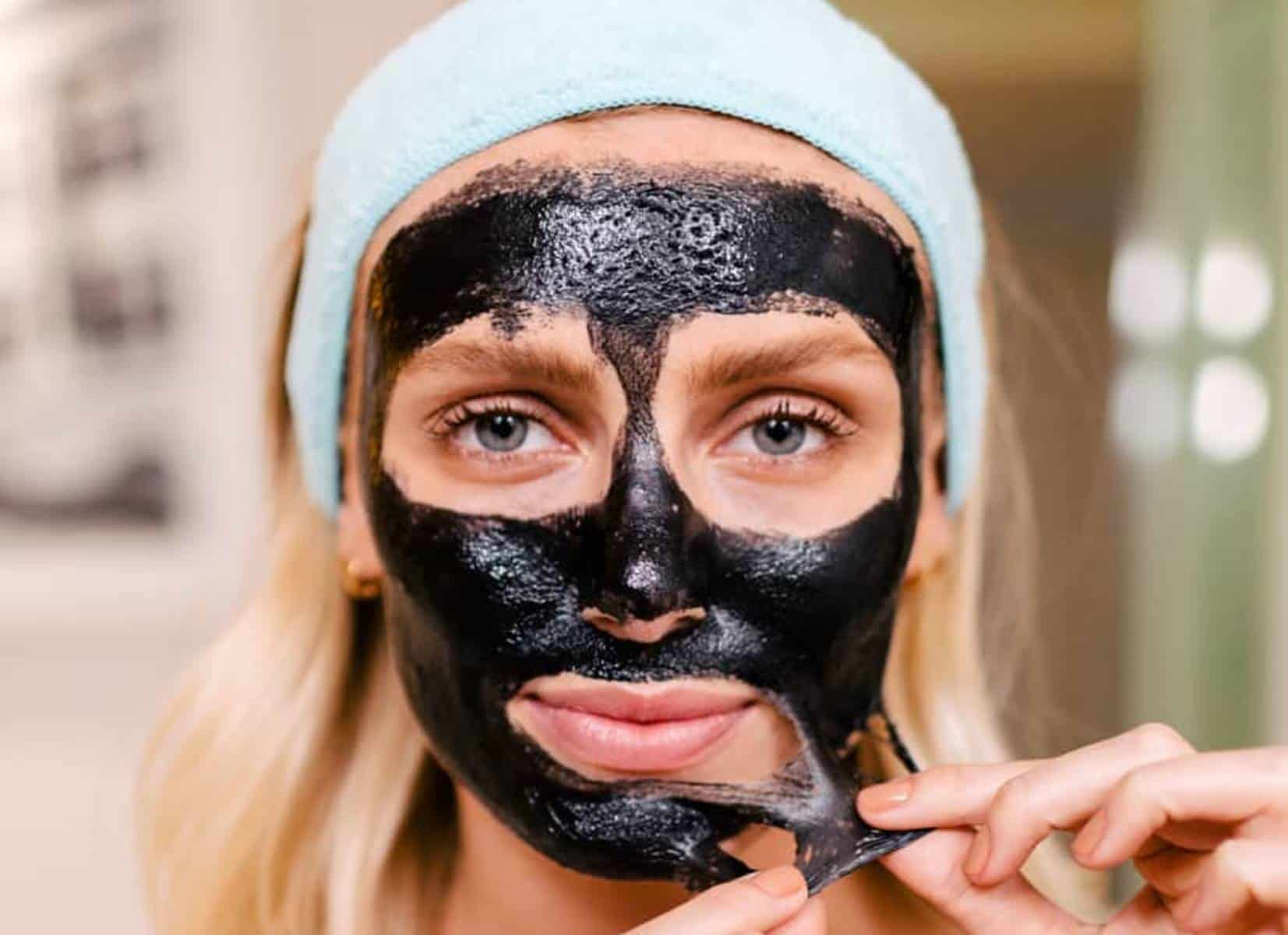 Com esta máscara caseira de carvão, você pode remover rugas, cravos, impurezas e muito mais