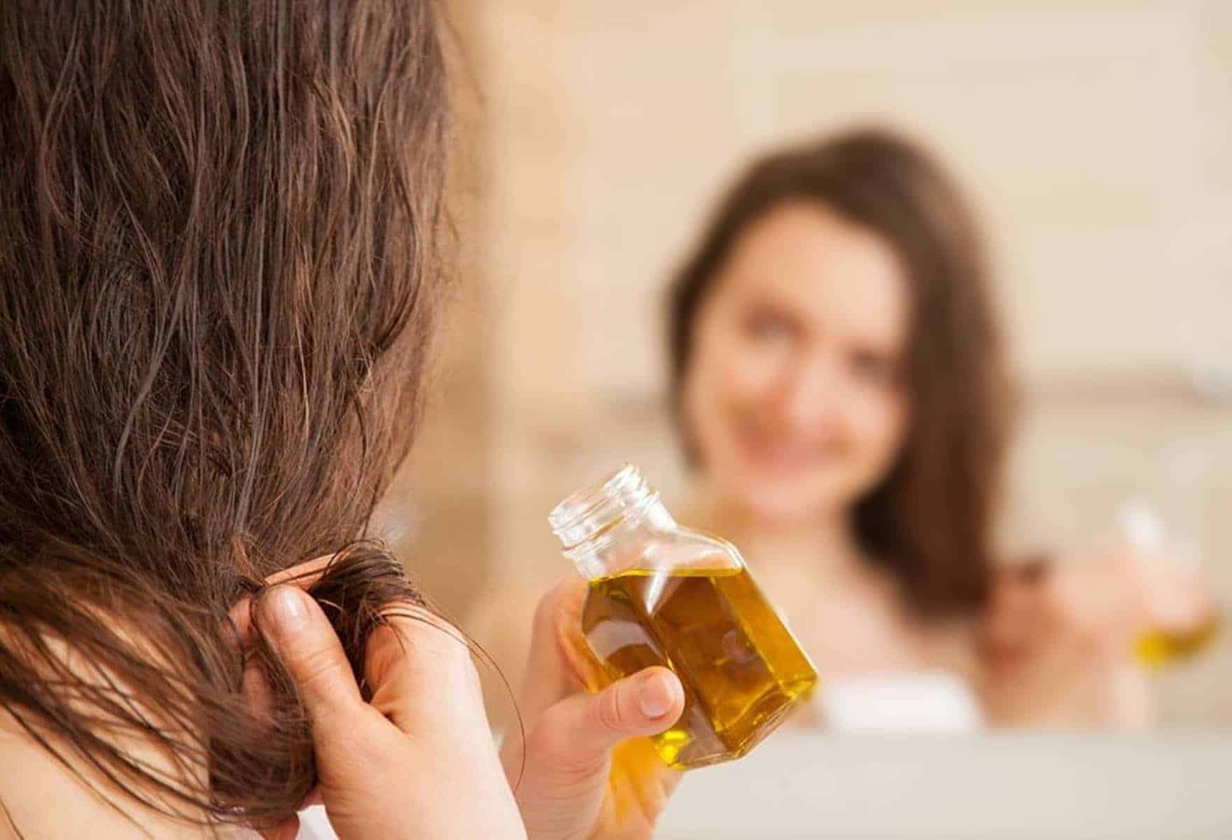 A forma correta de colocar óleo de coco no cabelo e ter os benefícios