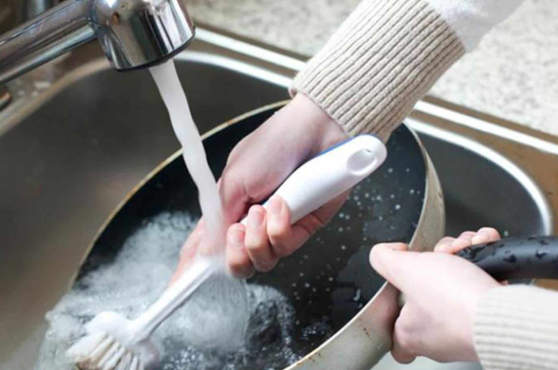 Veja como limpar uma panela queimada com 1 ingrediente para cozinhar