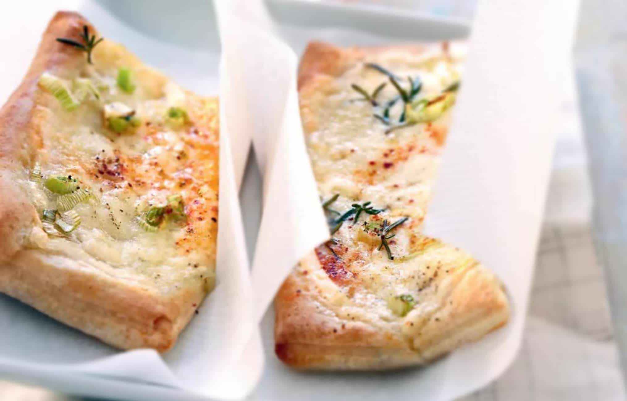 Use pão para fazer mini pizzas crocantes em 10 minutos
