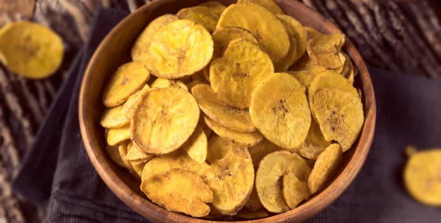 Aprenda a preparar esses ricos e nutritivos chips de banana assada em 10 minutos!