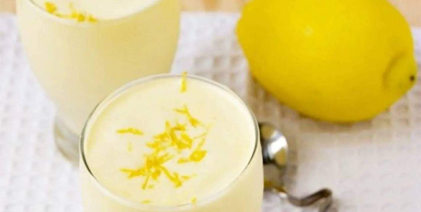 Prepare uma mousse com leite condensado, creme de leite e limão