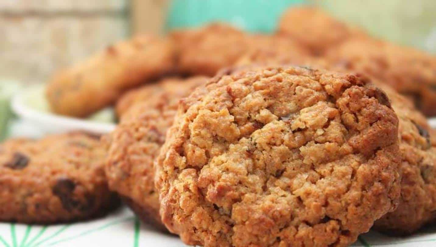 Faça biscoitos cookies de chocolate, nozes e tâmaras nutritivos