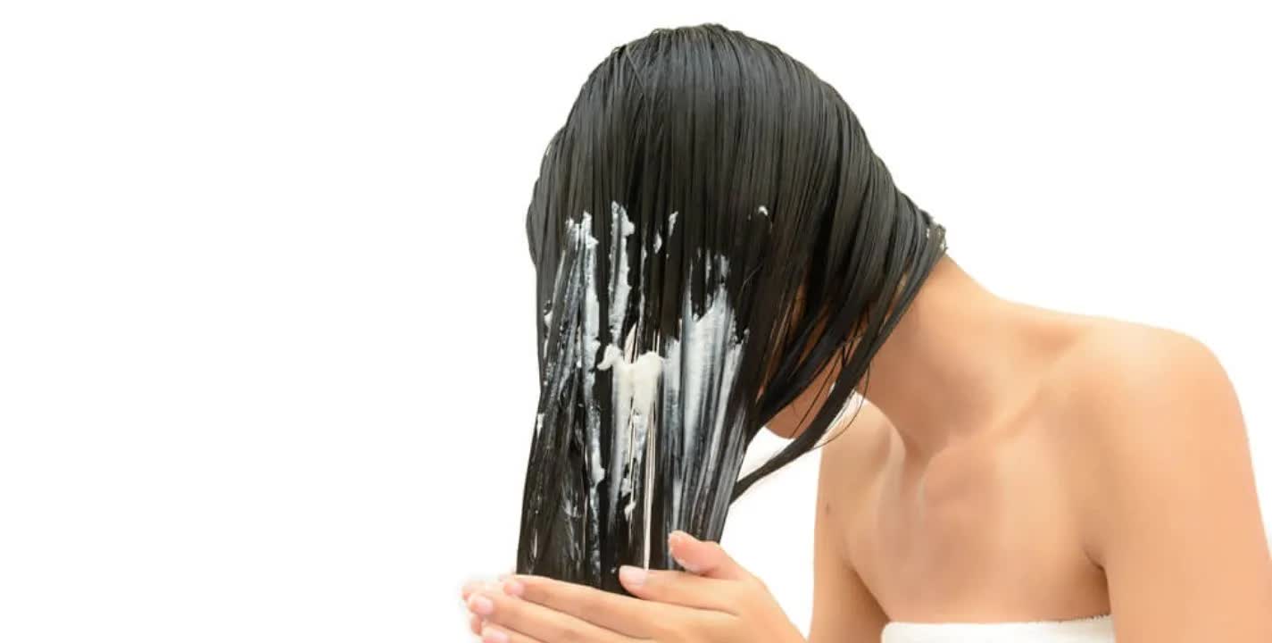 Desintoxique o cabelo com iogurte natural e máscara de bicarbonato
